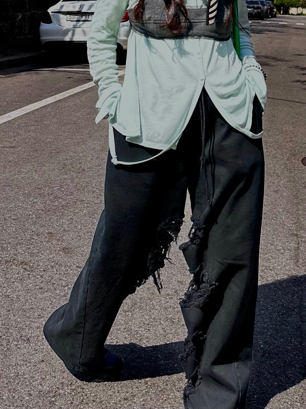 INSIDE RIPPED HOLE PANTS