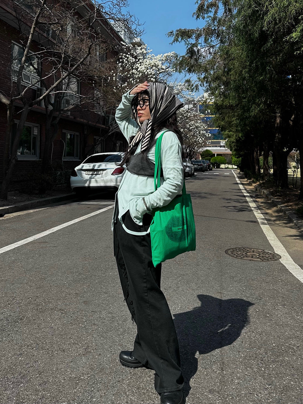 INSIDE RIPPED HOLE PANTS