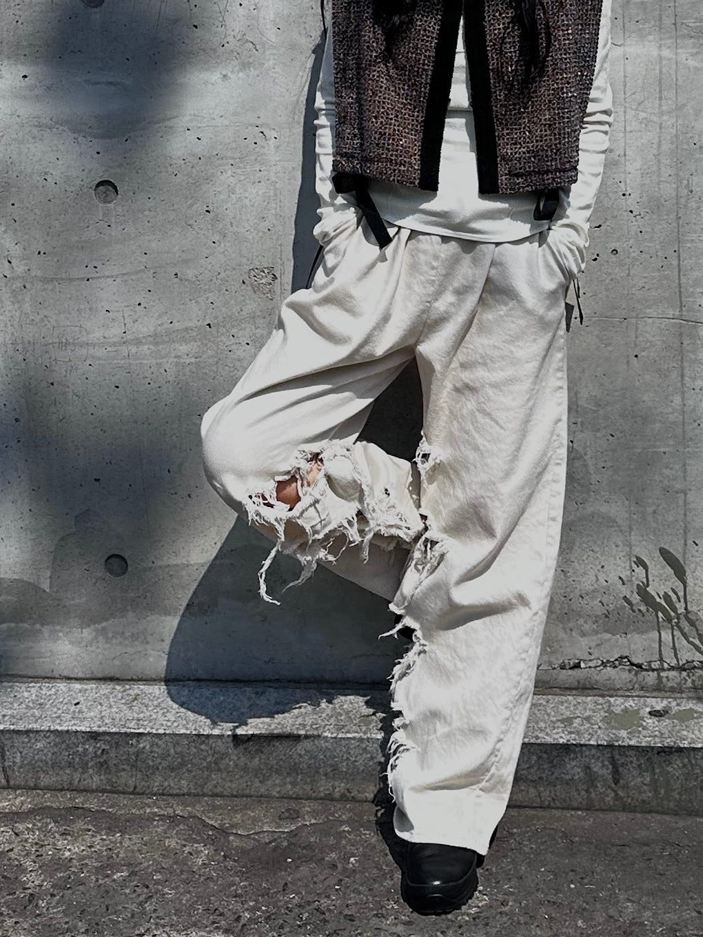 INSIDE RIPPED HOLE PANTS