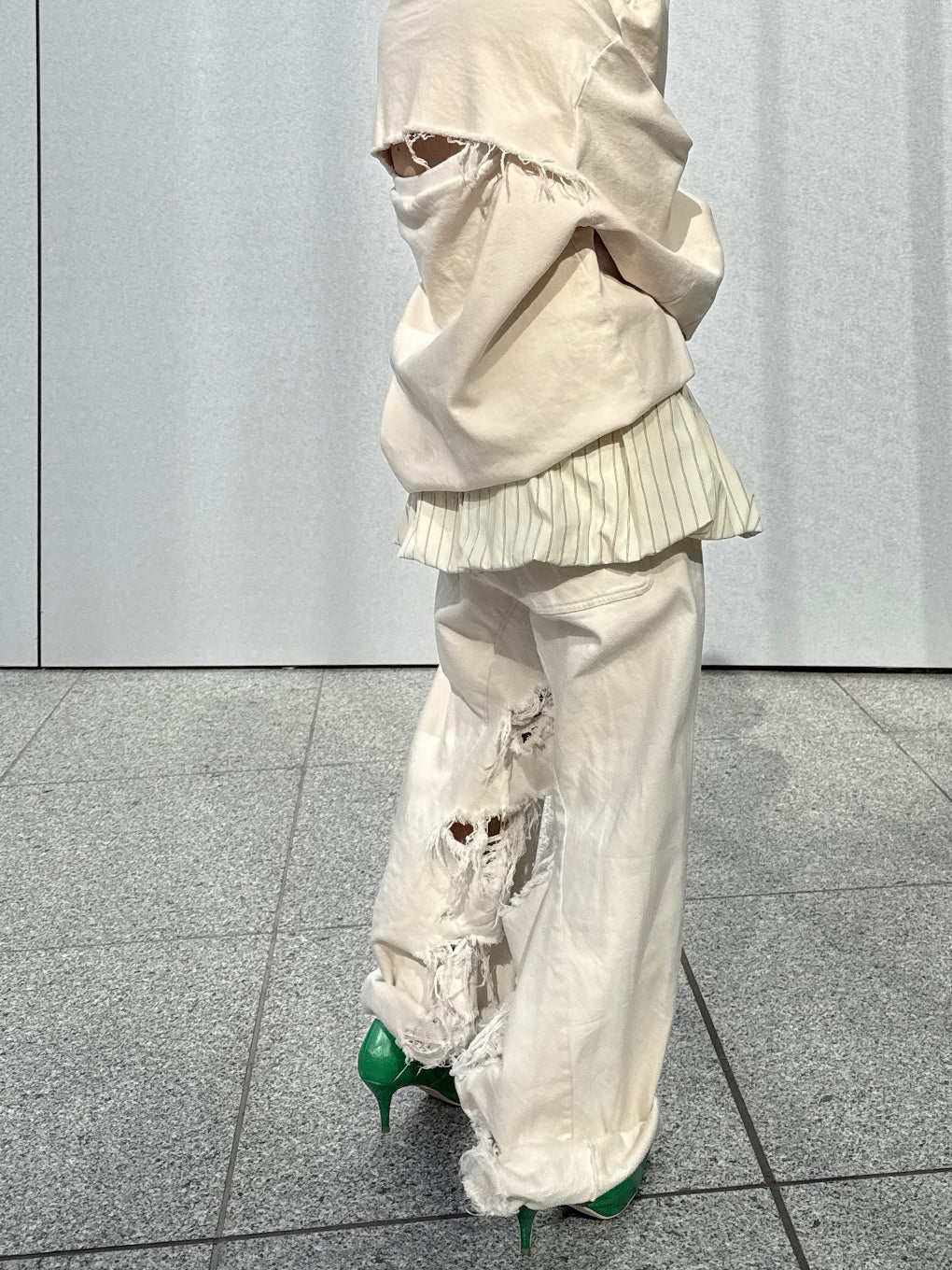 INSIDE RIPPED HOLE PANTS