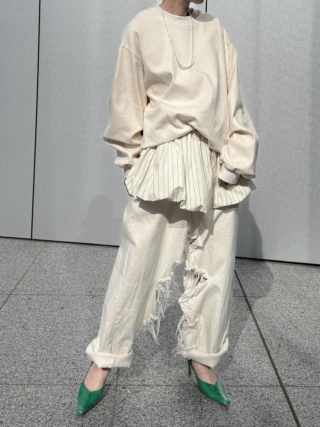 INSIDE RIPPED HOLE PANTS