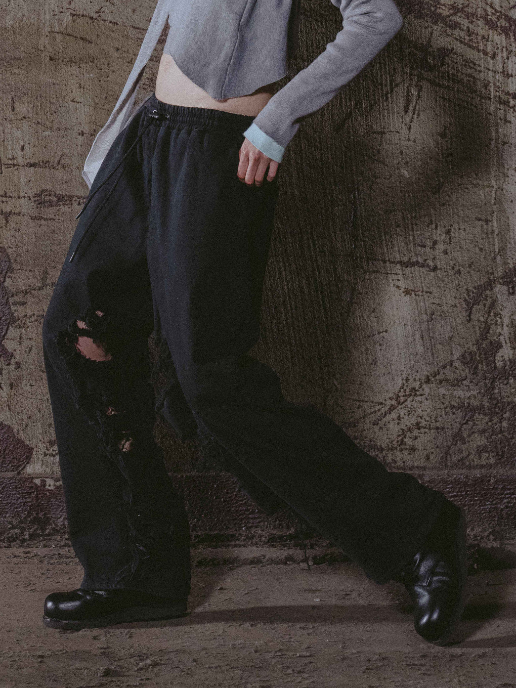 INSIDE RIPPED HOLE PANTS