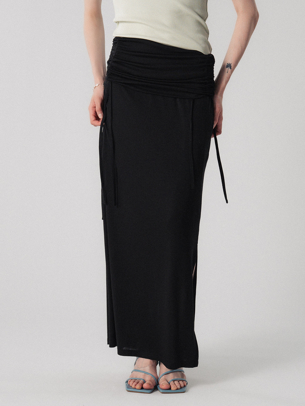 MELLOW CUT SHIRRING SKIRT