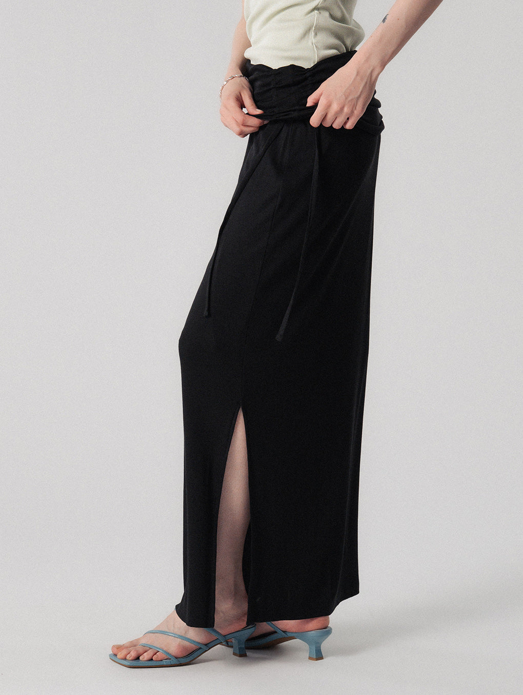 MELLOW CUT SHIRRING SKIRT