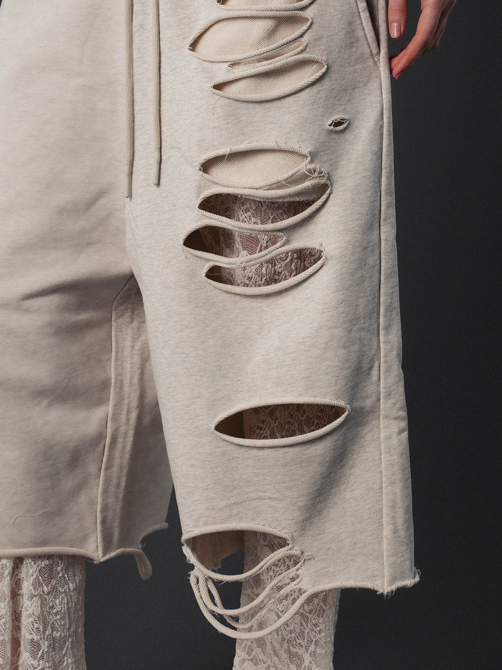 DISTRESSED HALF PANTS