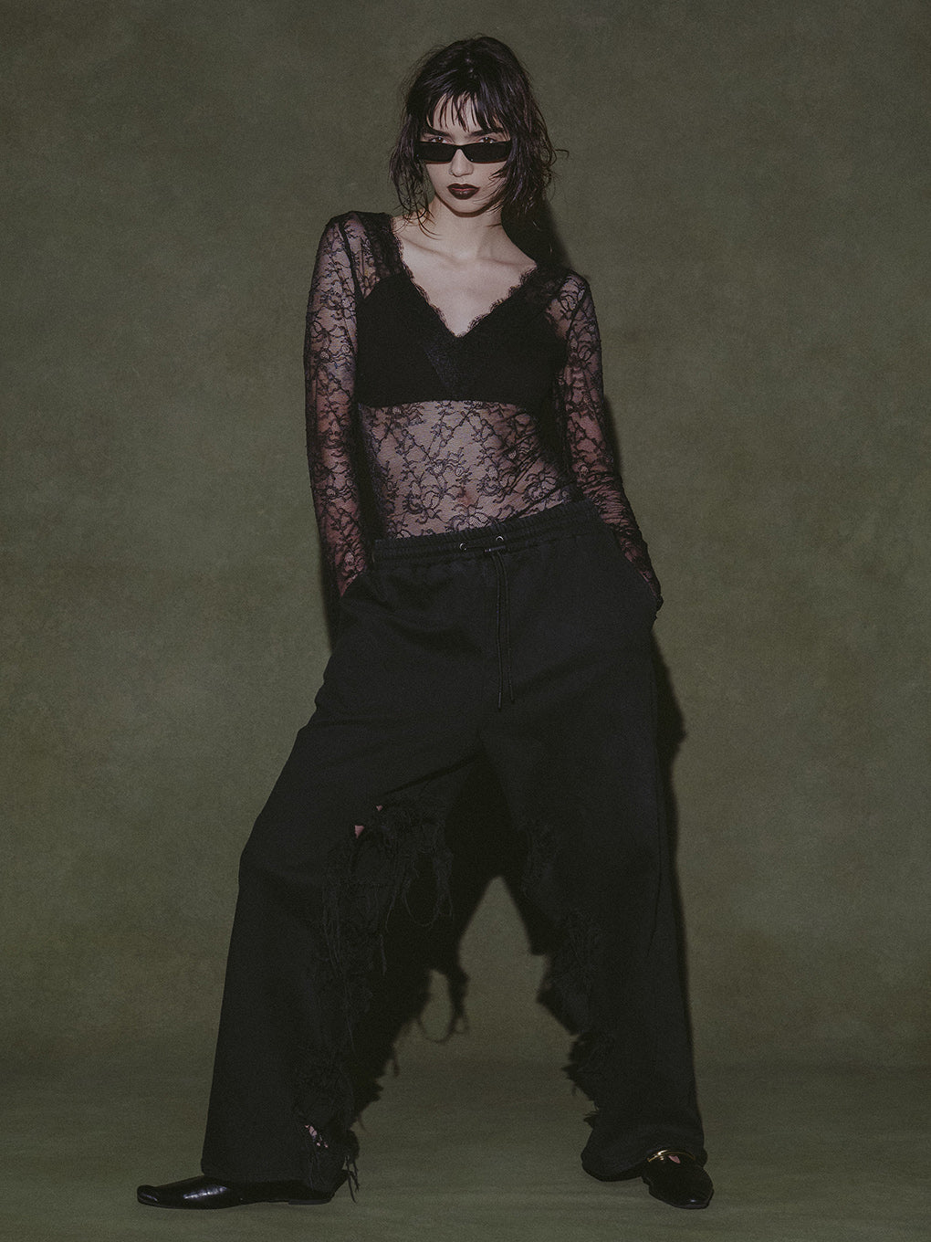 INSIDE RIPPED HOLE PANTS