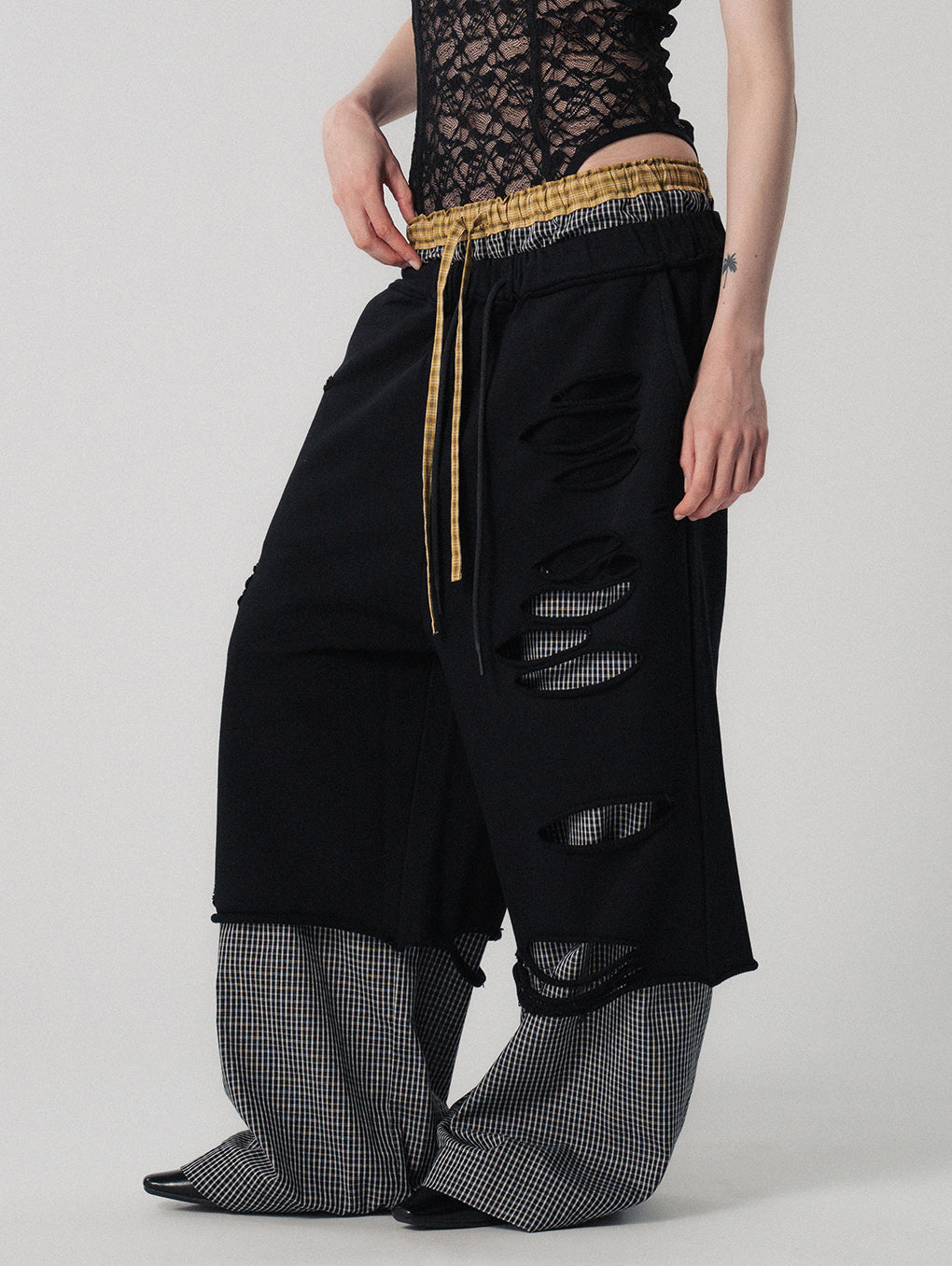 DISTRESSED HALF PANTS