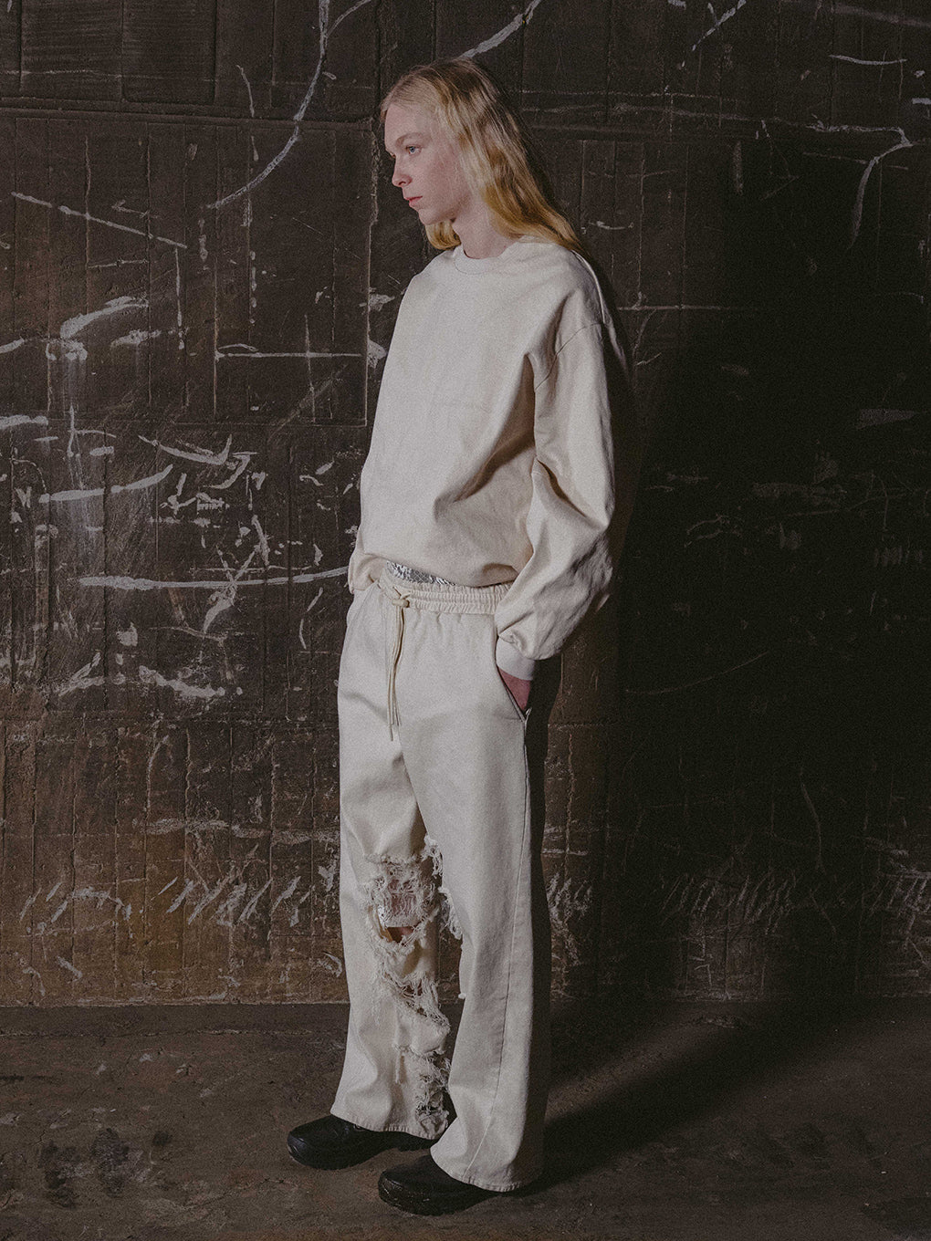 INSIDE RIPPED HOLE PANTS