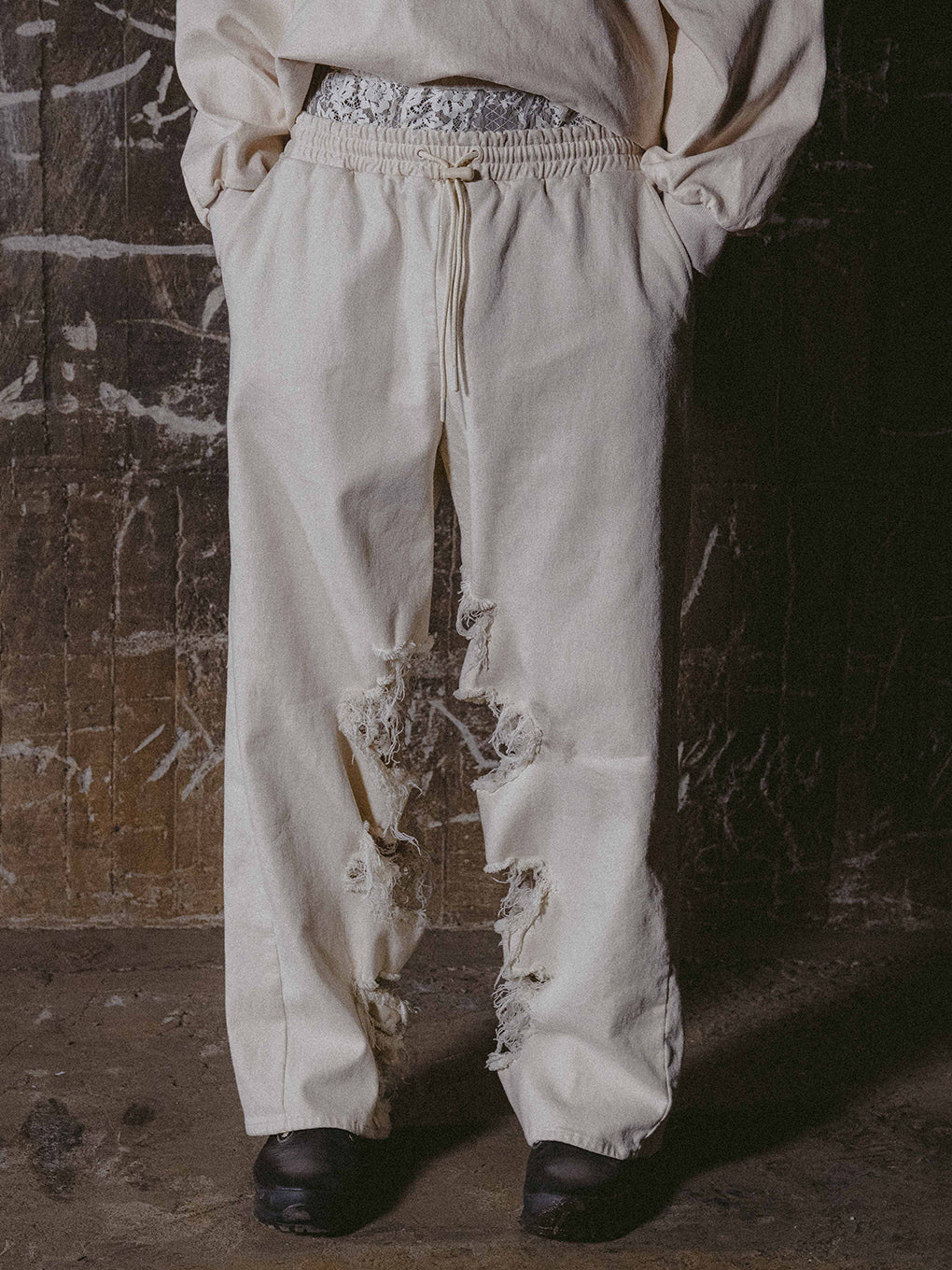 INSIDE RIPPED HOLE PANTS