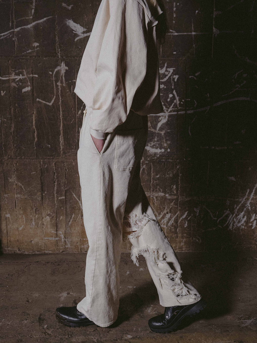 INSIDE RIPPED HOLE PANTS