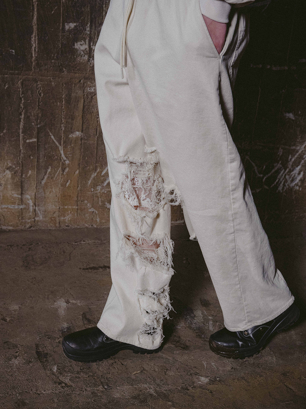 INSIDE RIPPED HOLE PANTS