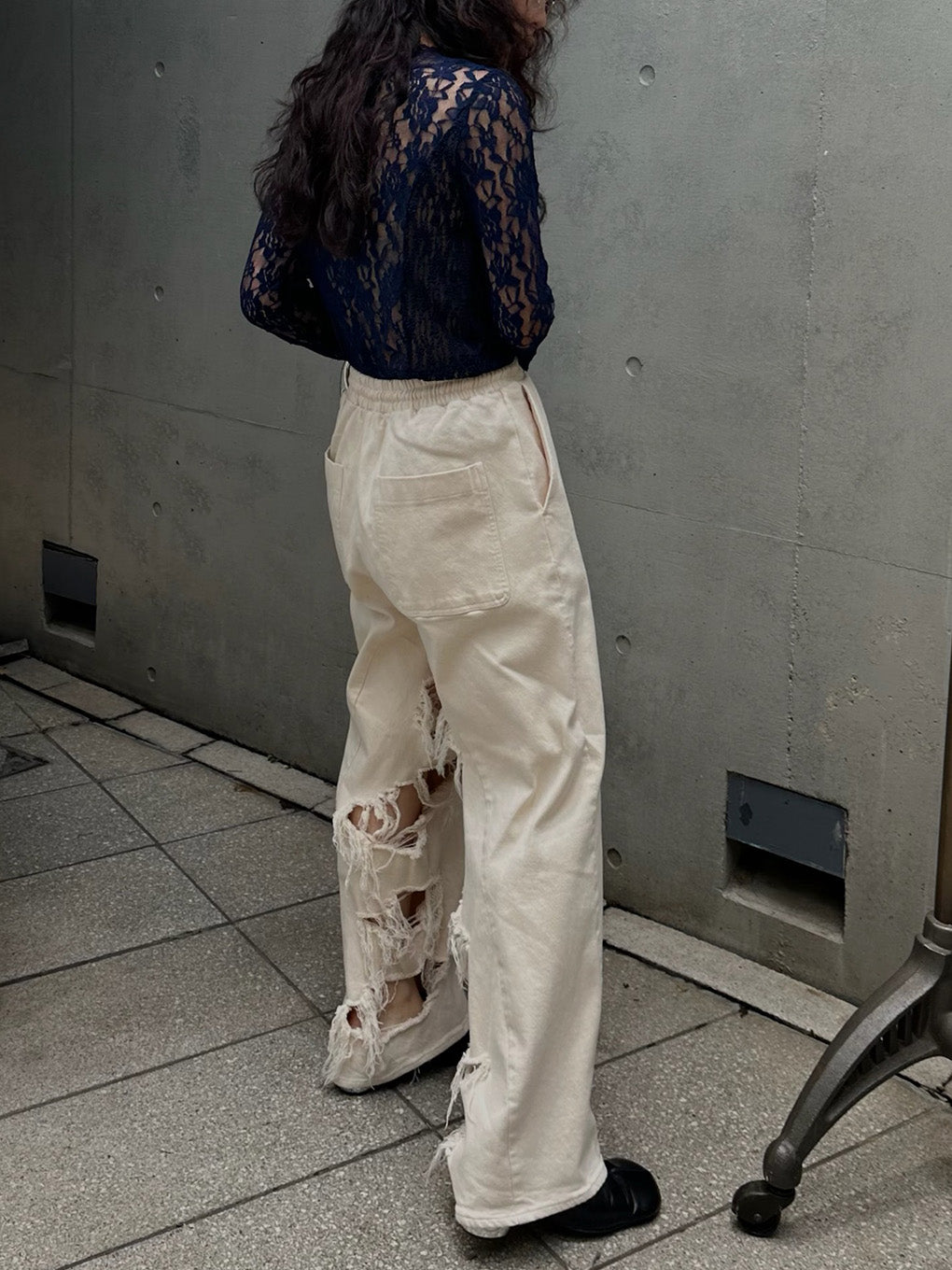 INSIDE RIPPED HOLE PANTS
