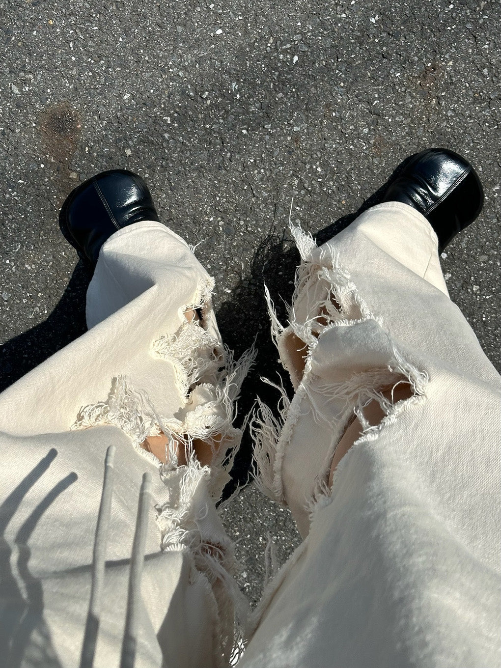 INSIDE RIPPED HOLE PANTS