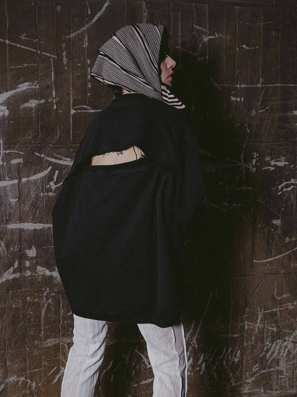 BACK HOLE PULLOVER