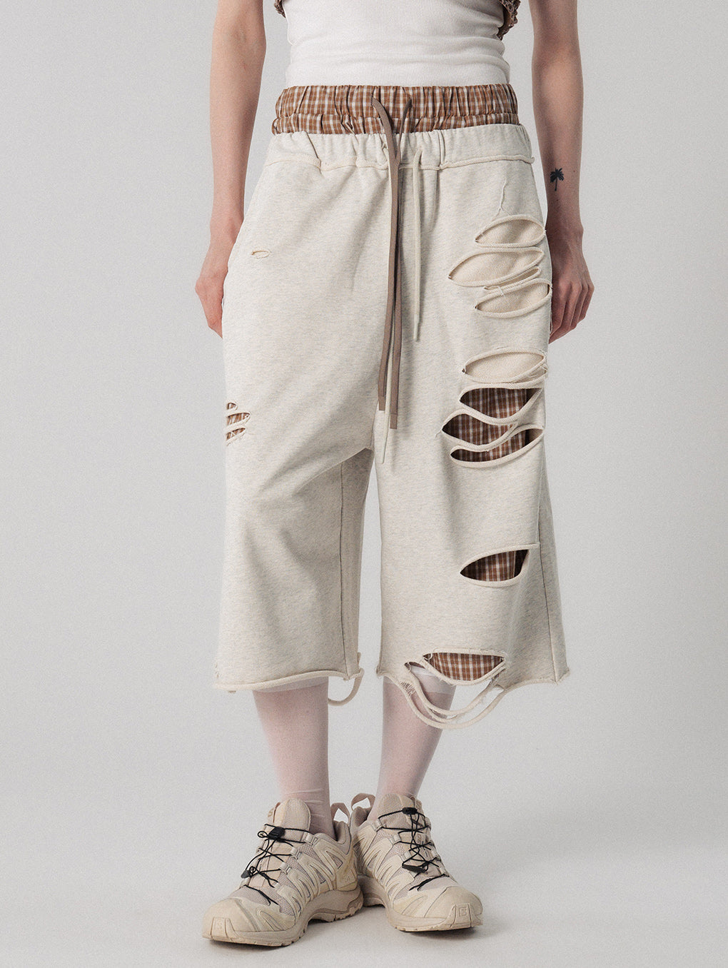 DISTRESSED HALF PANTS