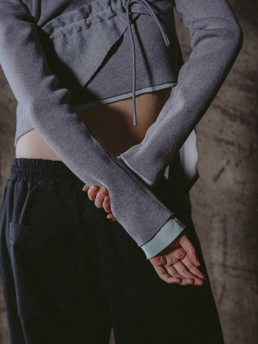 CREW NECK CROPPED TOP