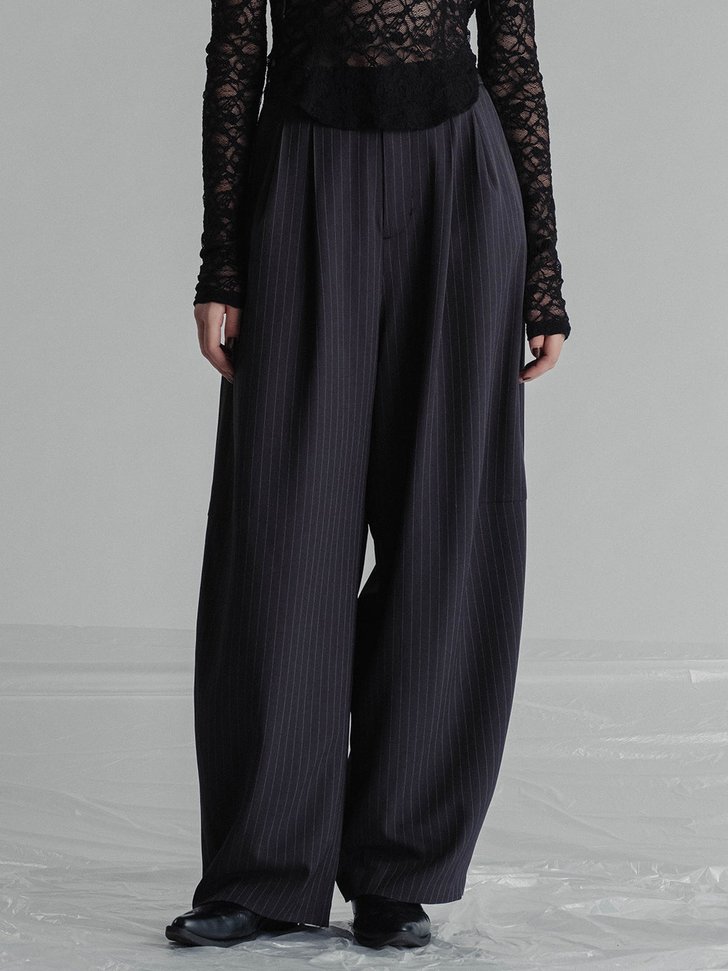 DEEP TUCK BARREL PANTS