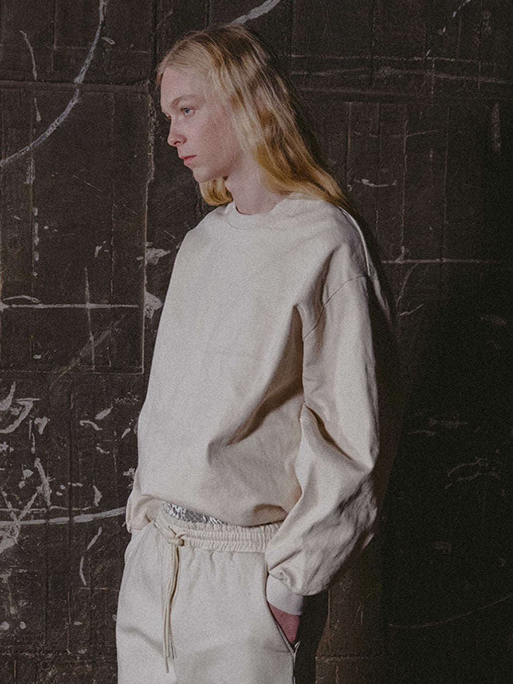 BACK HOLE PULLOVER